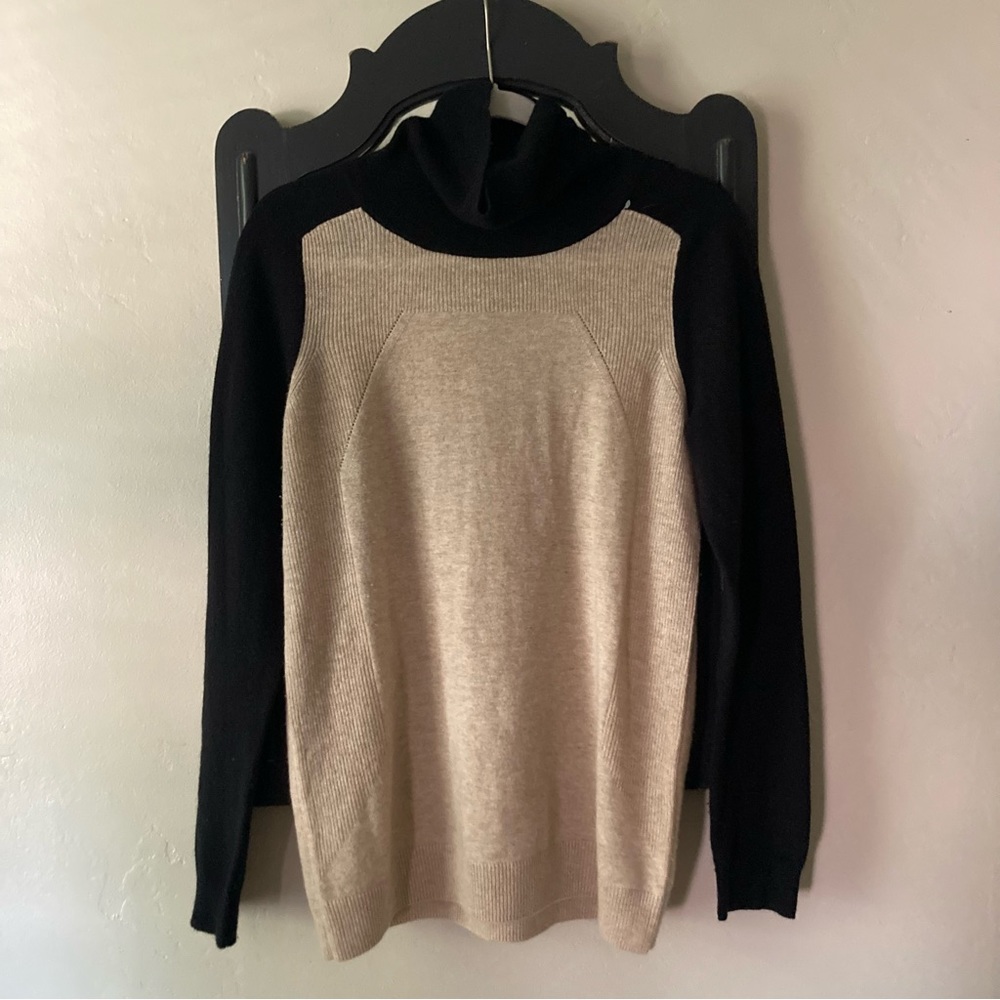 Vince Women’s Sz M Cashmere Colorblock Turtleneck Sweater Beige Black TINY FLAW